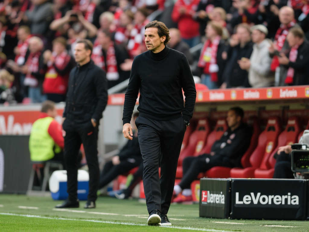 场边激烈争 场边激烈争